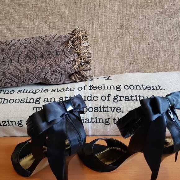 B2 SATIN HEELS WITH BOWS SIZE 9 - Picture 2 of 5